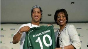 Monde: Ronaldinho jouera gratuit pour le Chapecoense victime d’un crash aérien