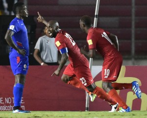 Panama's Felipe Baloy celebrates after scoring against Haiti during their Russia 2018 FIFA World Cup Concacaf Qualifiers' football match, in Panama City on March 29, 2016.    AFP PHOTO / RODRIGO ARANGUA